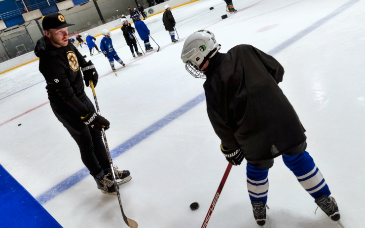Na soustředění malých hokejistů v Mostě skočil na led také hokejista ze zámořské NHL