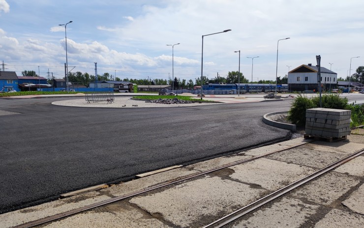 Nevidíte nikoho pracovat na stavbě nového terminálu v Litvínově? Tady je vysvětlení, kam se všichni poděli