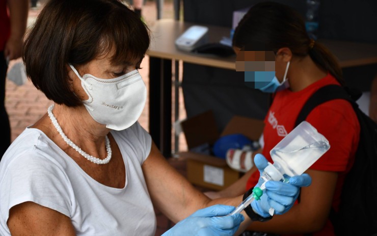 Mobilní tým očkoval v Mostě bezdomovce, děti a lidi, kteří to zatím nestihli
