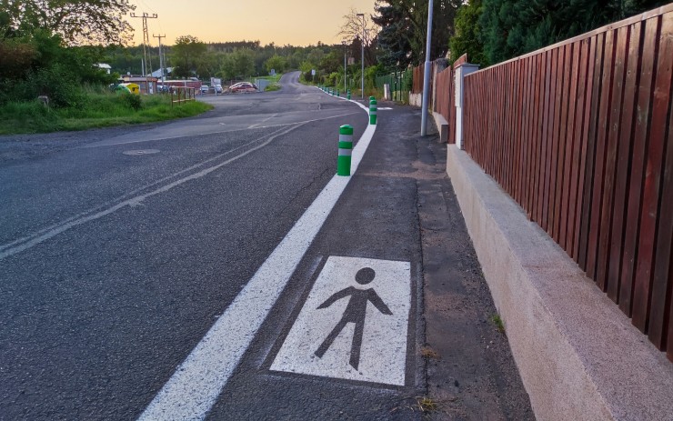 V této mostecké části mají vyznačený nový chodník. Lidé si chválí větší bezpečí i snadnější vyjíždění s auty