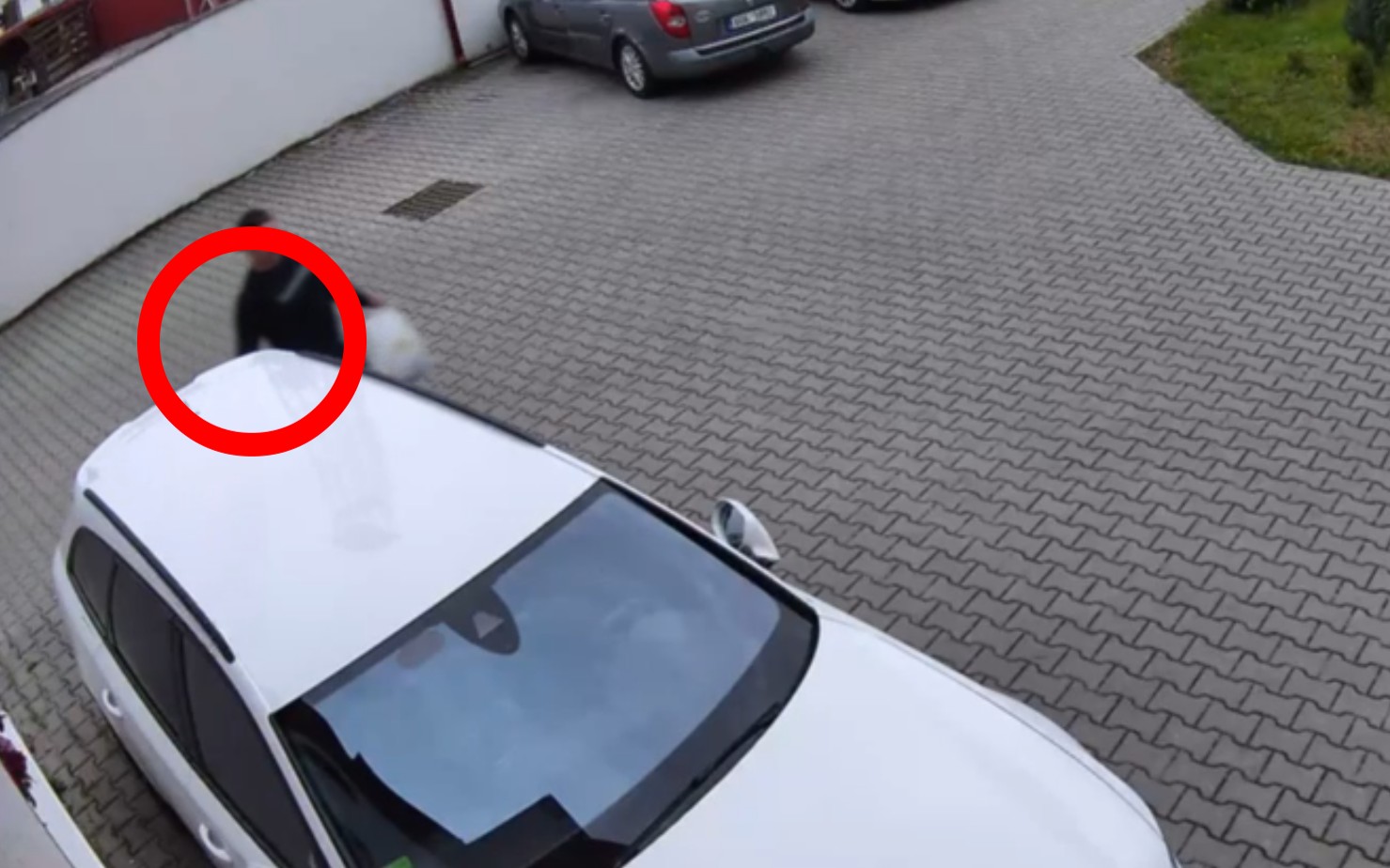 VIDEO: Mostečan natočil souseda, jak mu poškrábal auto