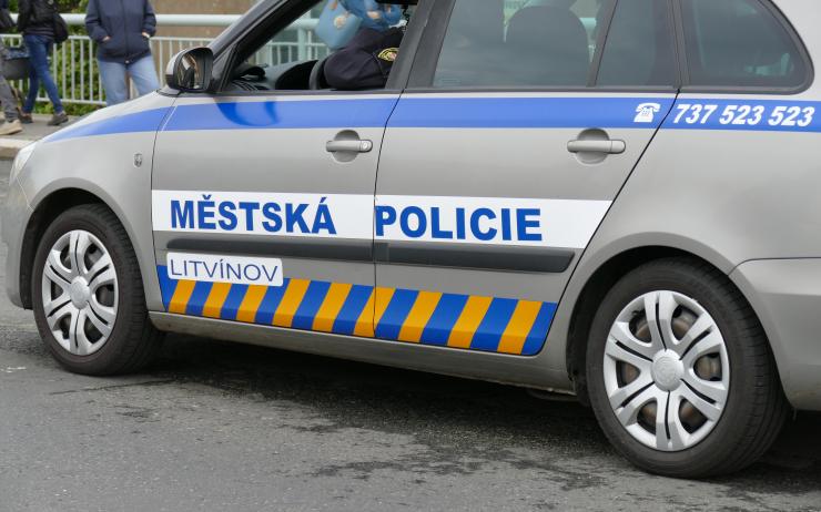 Strážníci v Litvínově řešili sousedský spor kvůli údajně poškrábanému auto