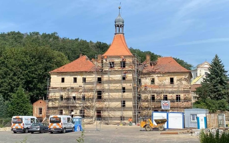 Zloděj okradl stavební firmu, která obnovuje rozpadlý zámeček nedaleko Mostu