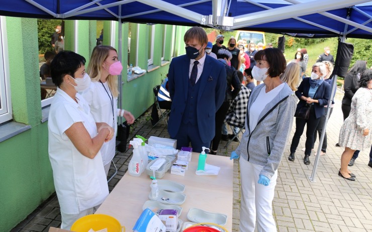 FOTO: V Janově u školy očkovali lidi bez registrace, přijel i ministr zdravotnictví Vojtěch