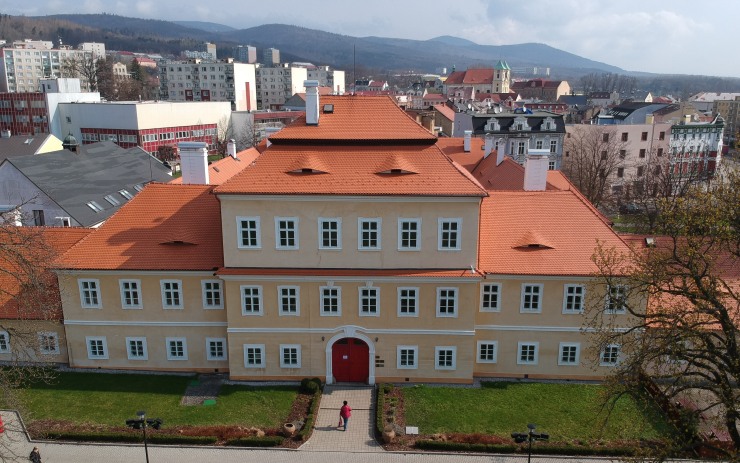 Fotograf chtěl zvěčnit litvínovský zámek, batoh s vybavením mu z lavičky ale rychle zmizel