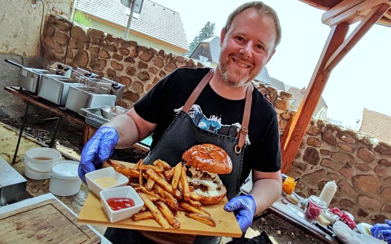 Američan z Bostonu připravuje v hospůdce v Kostomlatech široko daleko nejlepší hamburgery