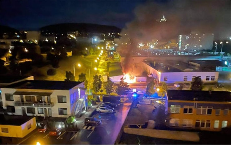 FOTO OD VÁS: Noční zásah hasičů v Mostě! Plameny zachvátily osobní auto