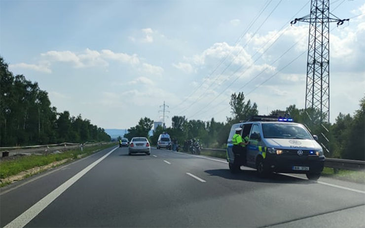 AKTUÁLNĚ: Mezi Litvínovem a Zálužím došlo k pádu motorkáře, policie řídí provoz kyvadlově