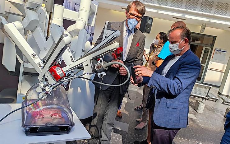 VIDEO: Centrum robotické chirurgie v Ústí funguje již 13 let, lékaři v něm provedli bezmála 4 000 výkonů