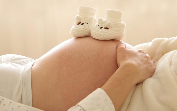 Mají se těhotné a kojící ženy nechat očkovat proti covidu-19? Vakcinologové to přímo doporučují!