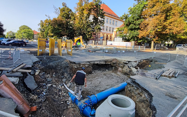 ROZHOVOR: Omezení v ulici ČSA jsou pro obyvatele zásadní. Snažíme se přimět stavitele k urychlení prací, říká primátor Mostu
