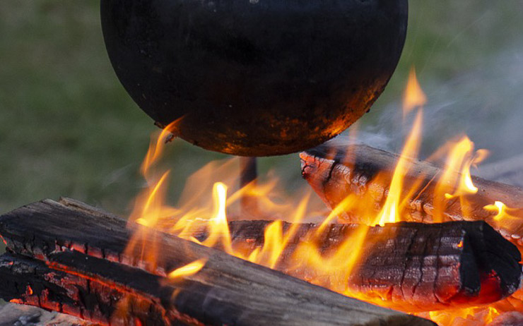 Lidé si v opuštěném paneláku udělali táborák, na kterém si ohřívali jídlo