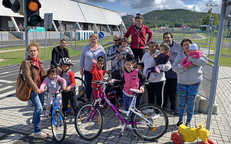 Osm dětí s rodiči z azylového domu si užilo odpoledne na autodromu