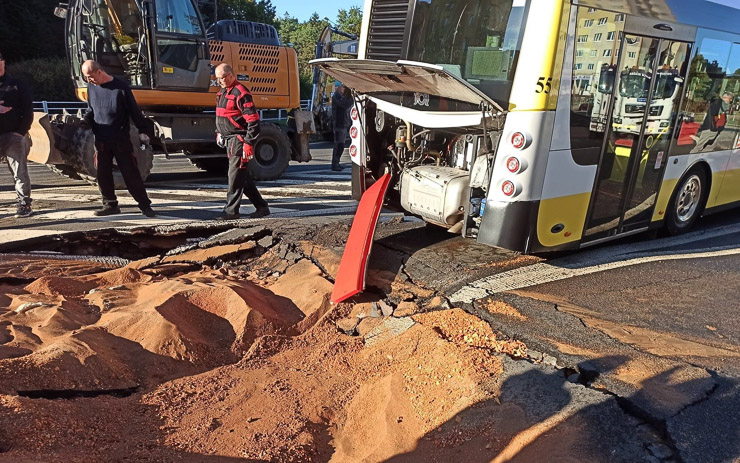 Na autobusu, který se propadl, je škoda za 50 tisíc. Lidem se nic nestalo