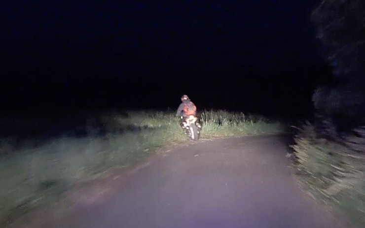 VIDEO: Motorkář na útěku se nehezky spletl. Policistům nezmizel ani v terénu