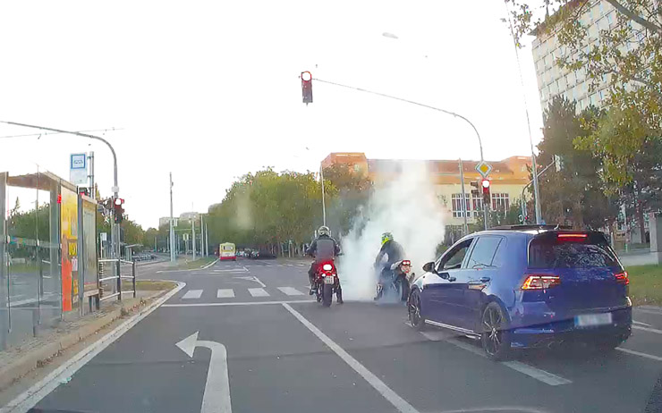 VIDEO: Gumování, jízda po zadním. Motorkáři děsili šílenou jízdou městem