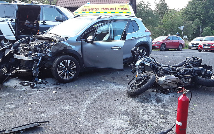 Ošklivá nehoda na horách! U Moldavy se čelně střetlo auto s motorkou