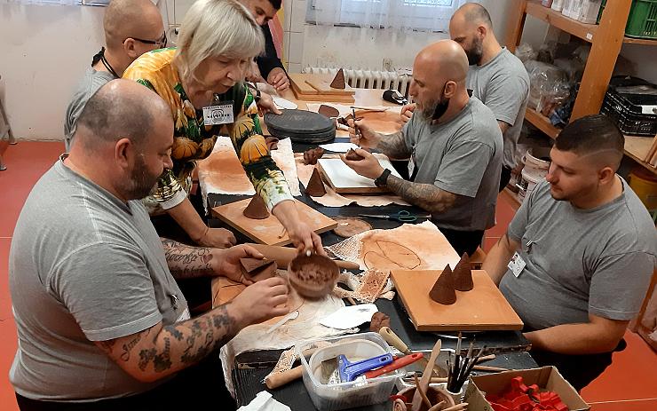 Odsouzení z Bělušic se učí pracovat s keramikou, jejich výrobky potěší na správných místech