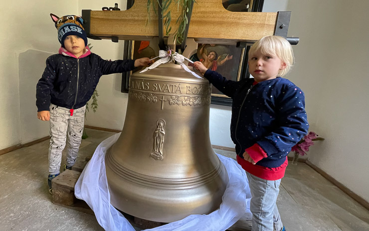 V Litvínově lidé zdobí nový zvon, v neděli zvedne jeřáb Pannu Marii do kostelní věže
