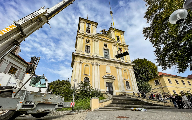 OBRAZEM: V Litvínově vyzdvihli do věže kostela nový zvon. Událost sledovaly desítky lidí
