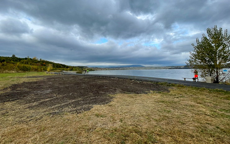 Novinka pro návštěvníky jezera Most: Vzniká tu nová pláž, bude mít travnatý povrch