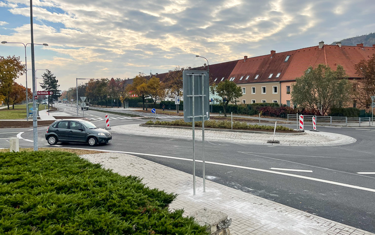 FOTO: Nový kruhový objezd v Mostě je hotový, práce na SNP pokračují