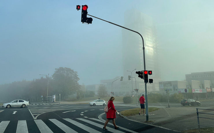 Inverzní mlha a chlad sevřely Mostecko. Nedají si pokoj ani o víkendu