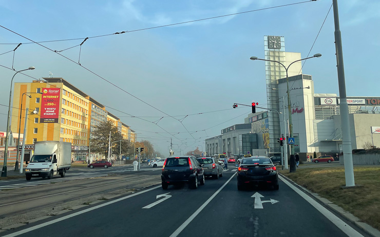 VIDEO: Most zapne semafory i během dne o víkendech. Město reaguje na vyšší počet nehod u Centralu