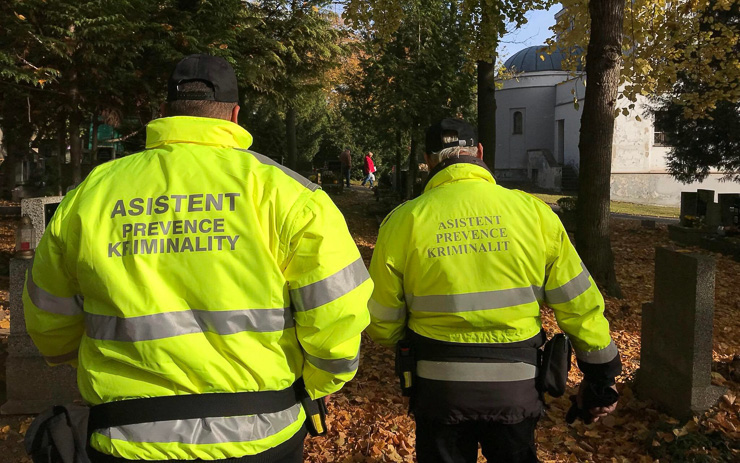 Městské hřbitovy jsou na týden otevřené déle, městská policie tam posiluje kontroly