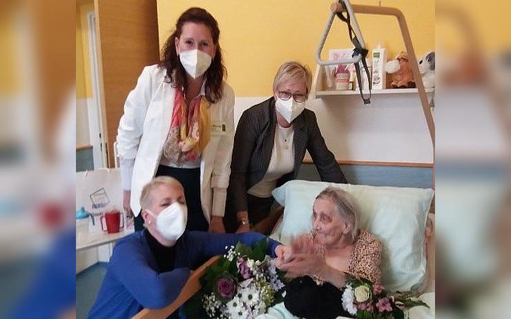 Klientky mezibořského domova pro seniory slavily narozeniny, paní Jiřinka prozradila svůj recept na dlouhověkost
