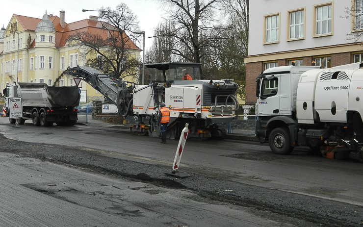 Mostecká ulice Československé armády dostává nový povrch