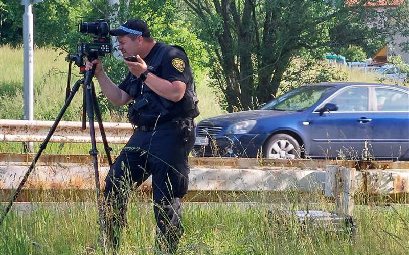 Strážníci v Litvínově pokračují v měření rychlosti u škol, 18letý kluk už přišel o řidičák