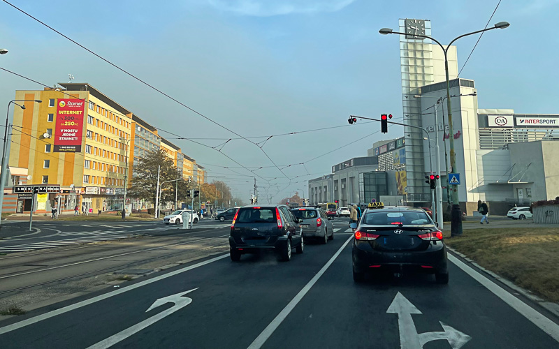 VIDEO: Semafory na mosteckých křižovatkách už o víkendech během dne neblikají oranžově