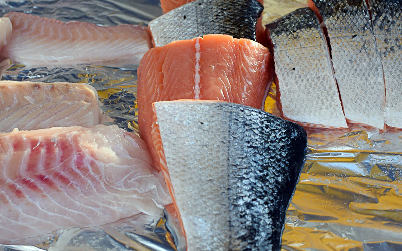 Zloději si v litvínovském Kauflandu nacpali ryby pod bundu a do kabelky