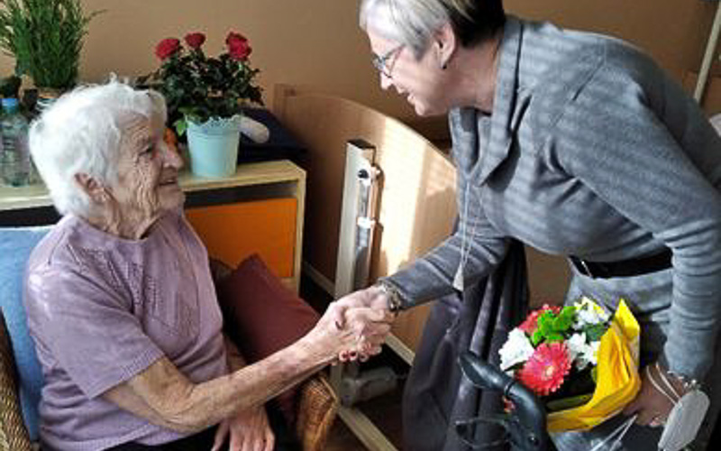 Klientka litvínovského domova oslavila úctyhodné 95. narozeniny. Ráda se stará o květiny a luští křížovky