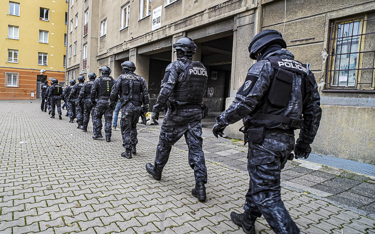 VIDEO: Speciální jednotka městské policie ve Stovkách prochází problematické vchody a bloky