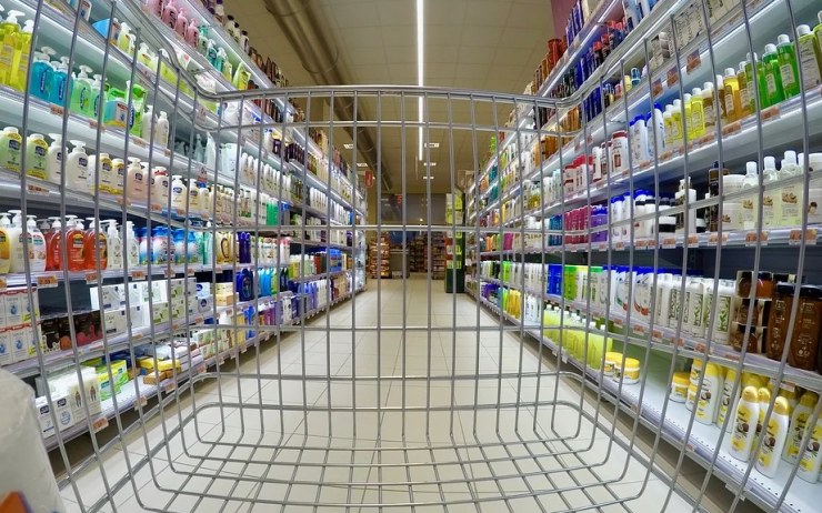 Muž v Mostě vyrazil na nákup do supermarketu, čokolády a láhve s alkoholem ale nekončily ve vozíku