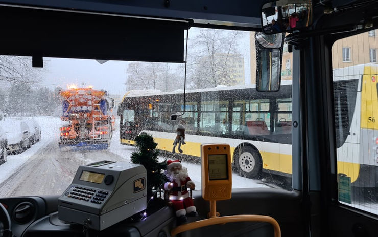 AKTUÁLNĚ: Řidiče v kraji trápí sníh a kluzké silnice, na Skupovce uvízl autobus