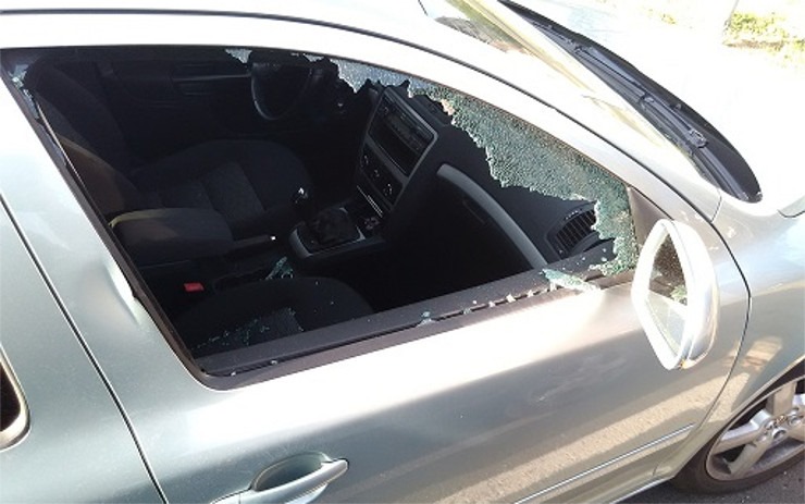 Zloděj rozbil okno u auta a sebral z něj plechovky s višňovým pivem