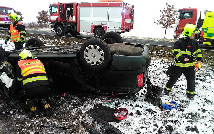 FOTO AKTUÁLNĚ: Auto u průmyslové zóny vylétlo ze silnice do pole! Zasahovali záchranáři