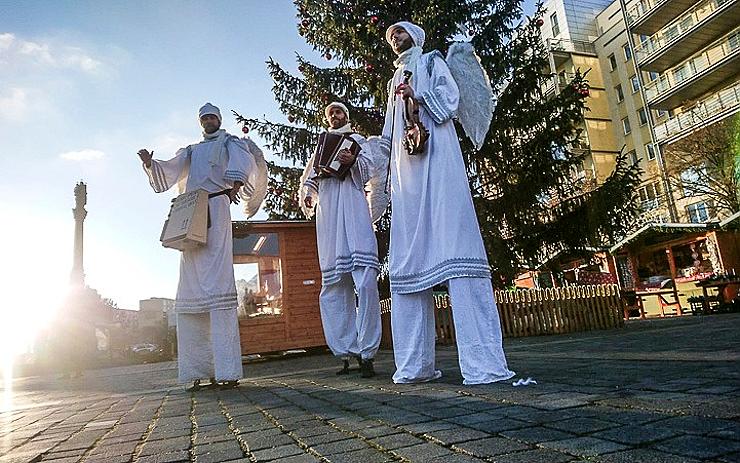 Na mosteckém náměstí jsou farmářské trhy, dorazila i obří Andělská kapela