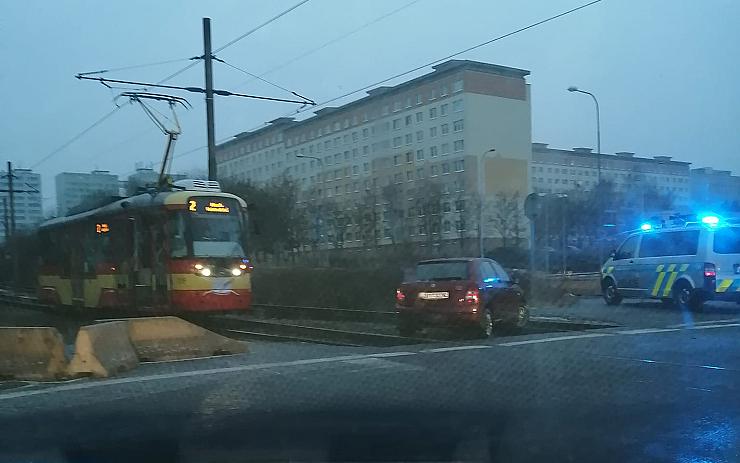 AKTUÁLNĚ: Auto pod Tescem skončilo v kolejích, tramvaje stály