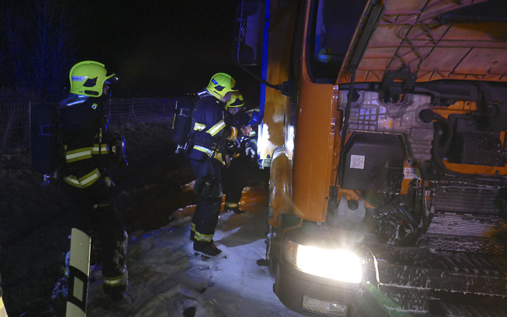 Požár zachvátil v noci nákladní auto na dálnici u průmyslové zóny Triangle