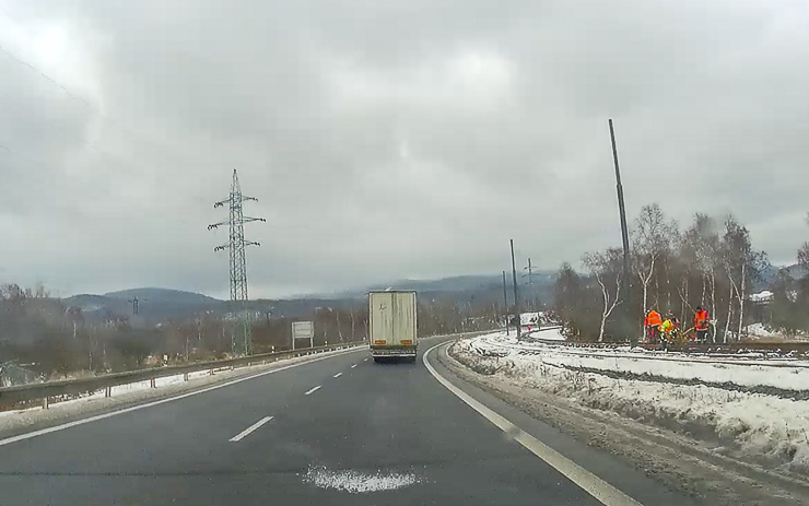 VIDEO OD VÁS: Od náklaďáku létaly na řidiče mezi Mostem a Litvínovem kusy ledu