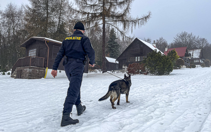 VIDEO: Je tu vše v pořádku? Policisté preventivně procházejí chatové oblasti