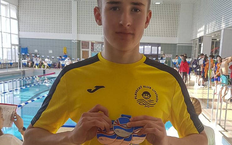 Famózní litvínovský plavec Petr Adamec přivezl z Mistrovství České republiky pět medailí