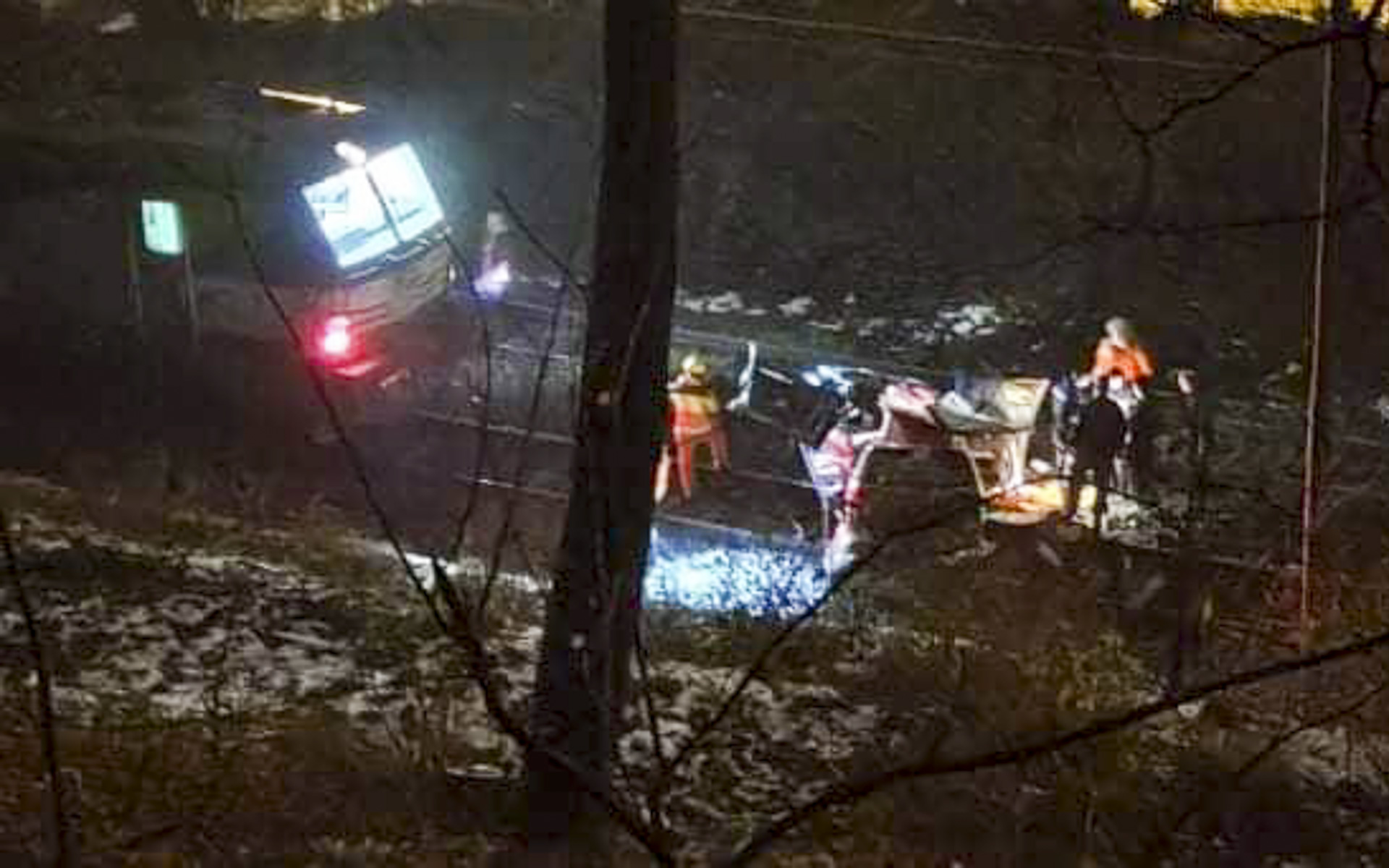 FOTO: Dvě vážné nehody: Vlak v Ústí rozmačkal osobák, další auto vylétlo do pole