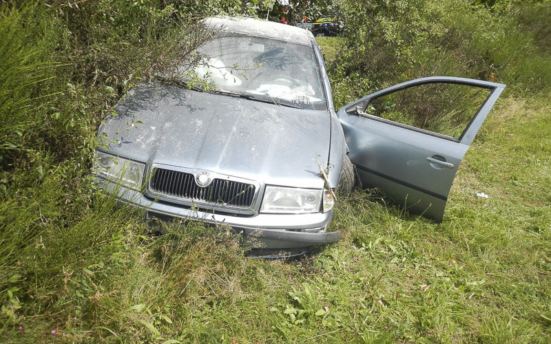 Řidička (35) přelétla křižovatku, skončila v trávě a poničila si auto