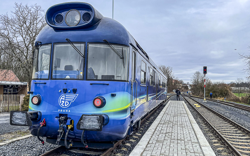 VIDEO: Tohle vidí v Ústeckém kraji první autonomní vlak bez strojvedoucího. Pozná lidi, auta i ostatní vlaky už na dálku