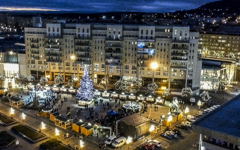 OBRAZEM: Zimní trhy v Mostě. Už jste navštívili vánočně nasvícené centrum města? 